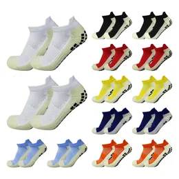 Sportstrumpor 2 par randiga män Kvinnor Utomhus Sports Handla Soccer Socks Short Game Training Non-Slip Silicone Football Socks 230724