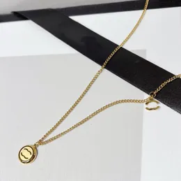 Collane con ciondolo in acciaio inossidabile di design di lusso Collana con doppia lettera di marca di moda Catena semplice Accessori per gioielli con catena maglione in oro argento 18 carati