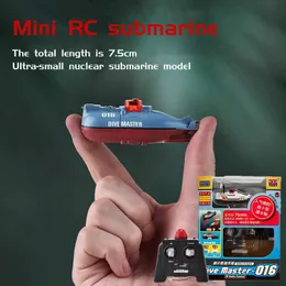 Barcos elétricos/RC 2,9 polegadas Mini barco Rc submarino AGM barco de controle remoto à prova d'água brinquedo de mergulho modelo de simulação presente para crianças meninos 230724