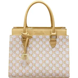 Borsa di marca di lusso leggera Borsa da donna Borsa da donna 2023 Design di nicchia New Old Flower con pendente Tote Bag Fashion Crossbody Handheld