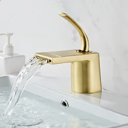 Fırçalanmış altın banyo musluk havzası musluk mikseri musluk siyah yıkama havzası musluk sıcak soğuk şelale musluk pirinç yeni varış