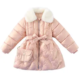 Вниз пальто Большой девочки уклоняется от котлах, модные молодые девушки, дети, откидывающие зимние пальто.