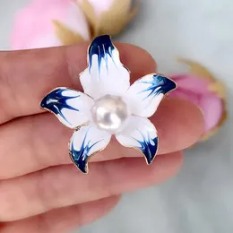 Brooches Women Enamel White-and-Blue Orchid Flower Imitation Pearl Brooch Pin Golden Plated Jewelry Simple Design Coat Party Accessories