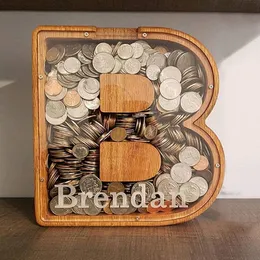 Świecane posiadacze Wood Piggy Bank Prezent dla dzieci Dwadzieścia sześć liter drewnianych monety pieniądze oszczędzające pudełko monety do przechowywania pudełko pudełko stacjonarne dekoracje domowe 230725
