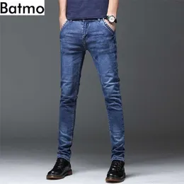 Мужские джинсы Batmo прибытие высококачественных повседневных стройных мужских брюк скинни для джинсов Men Z005 210318 L230726