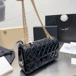 Bolsa de ombro feminina de couro envernizado de alta qualidade com garra, ferragens, fivela de metal, bolsa de corrente de 2,55 cf, bolsa de corrente, bolsa tiracolo, bolsas de compras de grife, 25 cm