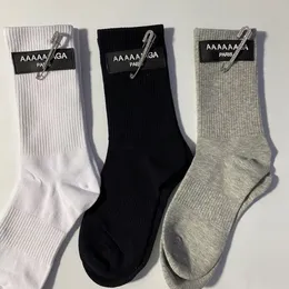 Calzini da donna Fashion Solid Sports Calzini classici da basket in bianco e nero grigio che assorbono il sudore Calzini lunghi traspiranti Calzini sportivi di lusso