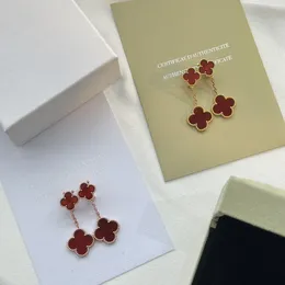 Luxuriöse Vintage-Ohrringe, Markendesigner, Top-Qualität, V-vergoldet, roter vierblättriger Kleeblatt-Blumen-Charm, zwei Blumen-Charm-Tropfenohrringe für Frauen, mit Box, Party-Geschenk