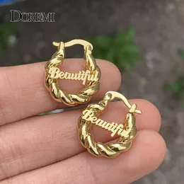 Hoop Huggie Doremi Mini 18mm Small Custom Name Earrings Twist Personlig brev Hoops för barn Kvinnorörhängen för barnflickan Anti-allergi 230725