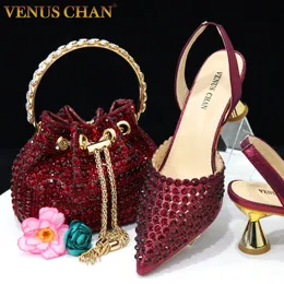 Sandálias Chan Saltos finos para mulheres elegantes festas cor de vinho Sapatos e bolsas italianos combinando com diamantes Conjunto 230726