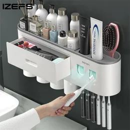 Toothbrush Holders IZEFS Magnetic Adsorption Inverted Toothbrush Holder Double Automatic Toothpaste Dispenser Storage Rack Bathroom Accessories Set 230726