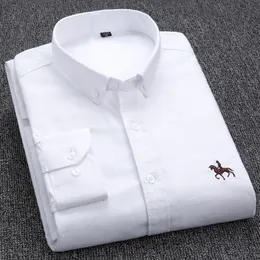 Mäns avslappnade skjortor 100% Cotton Oxford Shirt Men's Long Sleeve Brodered Horse Casual Without Pocket Solid Yellow Dress Shirt Men Plus Size S-6XL 230727