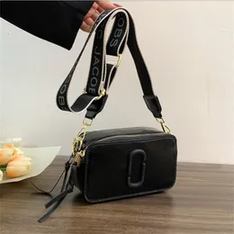 2023 Luxurys designers väskor kvinnor handväska crossbody väska axel lady plånbok brev läder fast läder postman handväskor