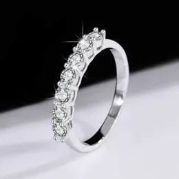 VVSモイサナイトS925シルバー70セントモサンダイヤモンドリングセブンプリンセスロウダイヤモンドリング女性用シンプルなファッショナブルな結婚式の宝石リングを着て