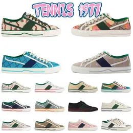 2023年の有名なLuxurysデザイナーシューズテニス1977男性女性カジュアルシューズグリーレディイタリーグリーンとレッドエースビー刺繍ストライプラバーソールレジャー女性靴