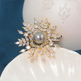 دبابيس دبابيس إكسسوارات DIY النحاس الذهب Microset Snowflake Zircon Pearl Brooch Jewelry Coat Jacket Stack