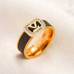デザイナーパターンレザーリング女性の愛の婚約指輪ラグジュアリーダイヤモンドプレートラブギフトリング高品質のステンレススチール防水宝石