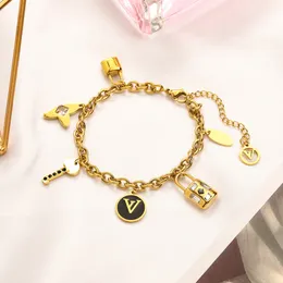 Braccialetto di fascino di design Bracciali in acciaio inossidabile di alta qualità Uomini di lusso Donne Lettera di marca Braccialetto Placcato in oro 18 carati Mai sbiadito Accessori per gioielli per gli amanti della moda