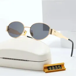 2023 Hot Style Men Solglasögon för kvinnor Designer Solglasögon Kvinnor som Lisa Triomphe Beach Street Photo Små Sunnies Metal Full Frame Fashion Oval Solglasögon