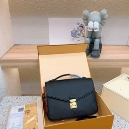 Postman Bag Multi Pochette Praktisk och mångsidig lämplig för kvinnors temperament Portable och axelslitna retrostil belyser den litterära fläktstorleken 25 18 cm