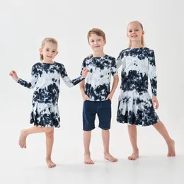 Familj matchande kläder barn pojkar flickor vår sommar slips färgämne bomull casual kläder barn mode set topp och romper matchning 230728