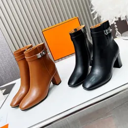 Fivela Bota Decoração Tornozelo Salto Robusto Zíper Lateral Botas de Moda Botas de Salto Alto Botas de Couro Mulheres Designers Marca Sapato Calçado de Fábrica