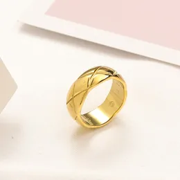 Pierścień logo marki designerskiej klasyczny pierścionek klastra damski miłosny biżuteria darubika stalowa nierdzewna bez zanikania biżuterii luksusowe dziewczyny miłość rombic kratowy pierścień kratowy
