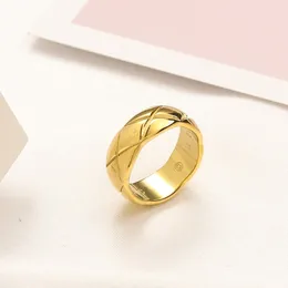 Designer Brand Logo Anelli Classic Cluster Ring Womens Love Gift Jewelry Acciaio inossidabile Gioielli non sbiaditi Luxury Girls 'Love Anello reticolo rombico