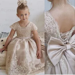 Flower Girls Dresses For Weddg Champagne Short Sleeeves Sat Lace Appliques Pearls Children Barn Party Communion Glows Ball klänning tillbaka med Bow Sweep