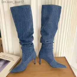 Ботинки с плиссированными высокими каблуками джинсовые ботинки для женщин 2023 Осенние джинсы коленные ковбойские ботинки женские синие стройные каблуки Длинные ботас Feminina Z230728