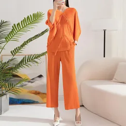 Zweiteilige Damenhose Miyake Plissee 2023 Stil Quaste V-Ausschnitt Fledermausärmel Hemd Zweiteiliges Pendelmode High Sense Sommerhosen-Set