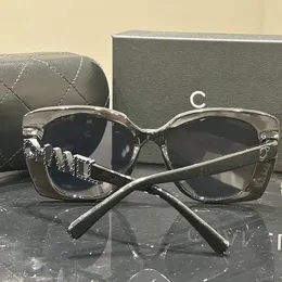 Designer Fashion Sunglasses for Women Letter Mirror Leg Inlaid Diamond Beach Shading UV Protection Polarized Glasses Gift with Box Good