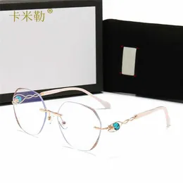 52 ٪ خصمون بالجملة من المشاهير الجديد عبر الإنترنت Tiktok Fashion Trend نظارات شمسية للنساء Go Formage Personality remless Cut Edge Glasses 811