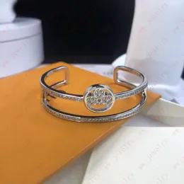 Punho de trevo de quatro folhas de diamante de ouro K, design sênior simples oco de dois andares de prata, pulseira feminina clássica de designer, casamento, banquete, amantes, aniversários, presentes