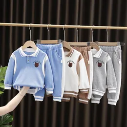 Kläder sätter mode baby set långärmad polo skjorta svettbyxor hösten barnbutik barn för 2 pcsset ropa bebe 230728