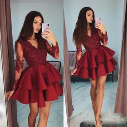 2020 Nya röda hemkommande klänningar Tiered Ruffles Kort kjol med långa ärmar Lace V Neck Prom Party klänningar skräddarsydda cocktail dre242z