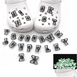 Ayakkabı Parçaları Aksesuarları 100 PCS Karanlıkta Glow Letters Clog Charms Charm Buckle Dekorasyon Düğmeleri Jibitz Yumuşak Kauçuk Damla Serisi Rastgele