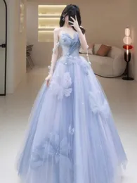 Fantastisk prom klänning ljusblå fest quinceanera klänningar älskling veck tyll med fjärilsapplikation