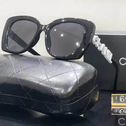 Designer solglasögon mode solglasögon för kvinnor lyxbrev spegel ben inlagd med diamant strand skuggning uv skydd polariserade glasögon gåva med låda bra