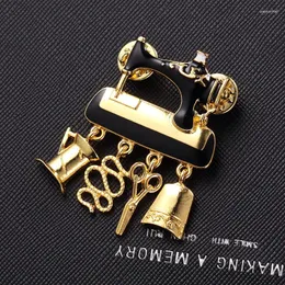 Brosches Creative Sewing Machine Emamel Scissors Pendant Pins Brooch Lapel Badge Bag For Women Handcraft Jewelryft