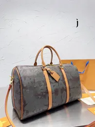 Limited Edition Men Duffel Bags Cowhide Graffiti Letter Keepall Handväskor märke kvinnor axelväskor totes designer flygplats rese väska