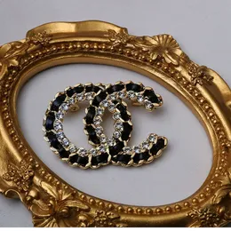 Broches de carta de marca de luxo banhado a ouro 18 quilates cristal strass jóias mulher broche presente de festa de casamento