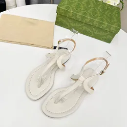 Berömd lyxdesigner flip flops kvinnors dubbel logotyp thong sandal sexig t remskor solida flip flops kvinnor sandaler platt bokstav läder designer casual skor glider