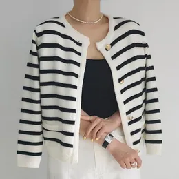 Kvinnors stickor Tees Kozoca Autumn tröja Kontrast Stripes Oneck Slim Long Sleeve Fashion Single Breasted Short Sticke Cardigan Women Coat 2023 230729