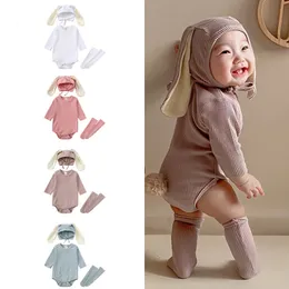 Kläderuppsättningar Bunny Baby Girl Boys Romper Clothes Hat Socks 3 Pieces For Born Rabbit Ear Cotton Solid Ribbed Spädbarn Bodysuit Costumes 230731