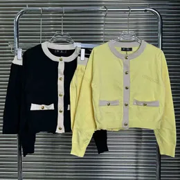 Lyxvarumärke Miui Tracksuits Kvinnor Stickad Jacka Kort kjoldräkt Miu Designerklänning Långärmad Cardigan Coat Miniskirt Tvådeluppsättning