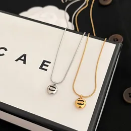 18 тыс. Золотого роскошного подвесного ожерелья дизайнер бренд женщины любят подарки подарки ожерелье из нержавеющей стали Летний душ без затухания дизайнерские ожерелья.