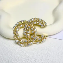 Знаменитая золотая бренда роскоши Desinger Letter Brooch Женская жемчужная буква броши костюма модные ювелирные украшения аксессуары украшения