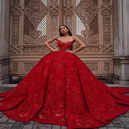 Wunderschöne rote Ballkleid-Hochzeitskleider mit Herzausschnitt, Spitze, 3D-Blumenapplikationen, Perlenkristall-Hochzeitskleider, Sweep-Zug, Vestidos De No325g