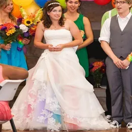 2019 Nya färgglada regnbågens bröllopsklänningar stropplös spetsfärgad brudklänning rosa rödblå lila tyllkjol blygsam draperad brud311g